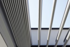 Pergola avec store automatique par Ehia au Pays Basque