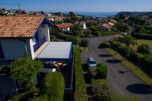 Mise en place de pergola Brustor à Saint Jean de Luz par Ehia