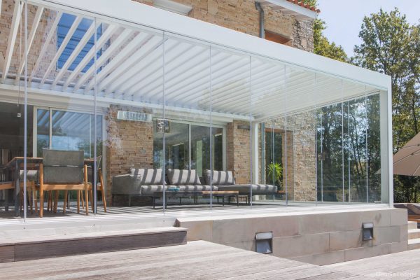 Pergola avec des lames orientables au Pays Basque