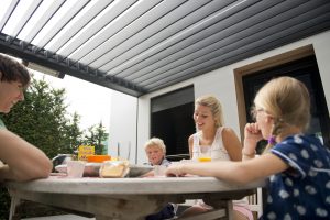 Pergola avec lames orientables pour profiter en famille par Ehia