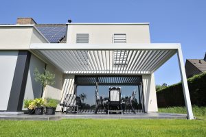 Maison avec pergola Brustor avec lames orientables par Ehia
