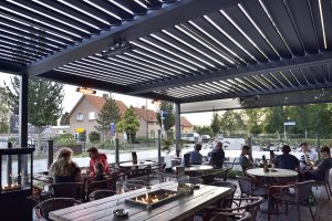 Terrasse dans un restaurant avec pergola par Ehia